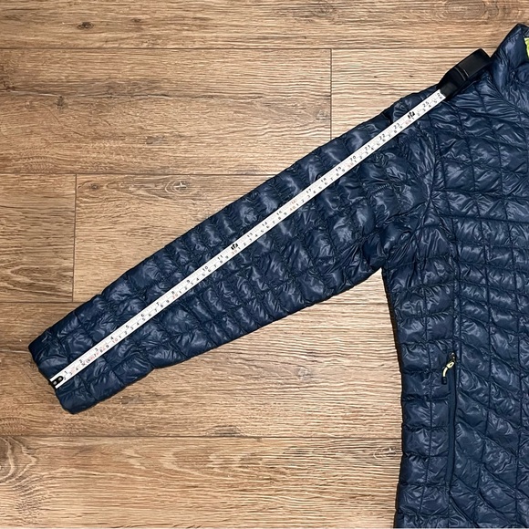 The North Face Thermoball womens hooded jacket. Size Large - Picture 7 of 16